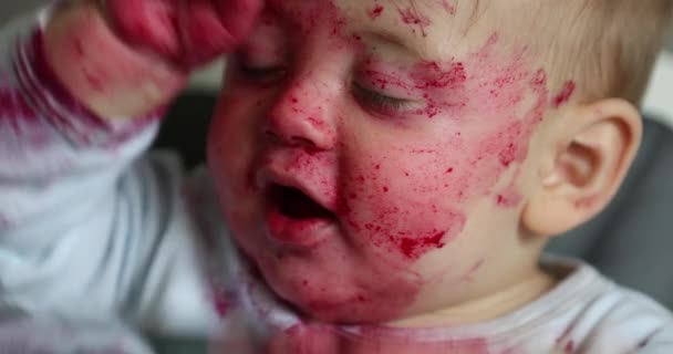 Χαριτωμένο Βρώμικο Μωρό Καλυμμένο Κόκκινη Σάλτσα Βρώμικο Μωρό Αγγίζει Πρόσωπο — Αρχείο Βίντεο