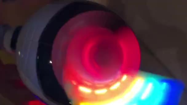 Πολύχρωμο Παιχνίδι Που Περιστρέφεται Κύκλους Φωτεινά Φώτα — Αρχείο Βίντεο