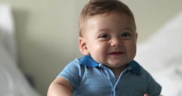 Γλυκό Αξιολάτρευτο Μωρό Που Χαμογελάει Γελώντας — Αρχείο Βίντεο