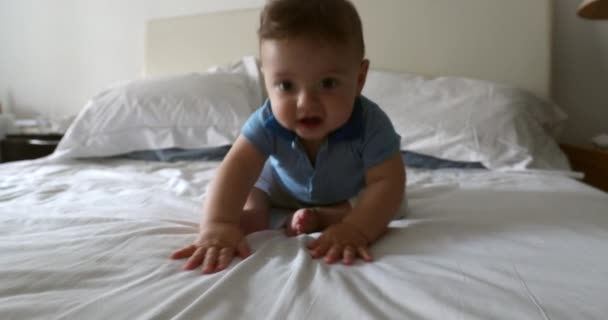 Симпатична Дитина Сидить Ліжку — стокове відео