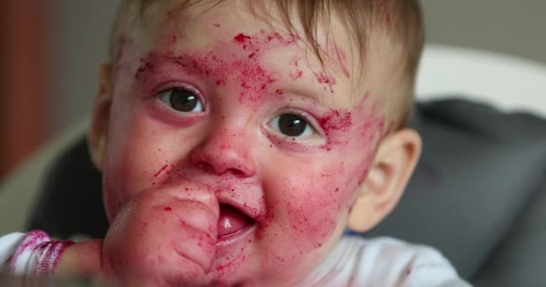 Μωρό Πρόσωπο Closeup Καλύπτονται Κόκκινη Σάλτσα Κοιτάζοντας Κάμερα Χαμογελώντας — Αρχείο Βίντεο