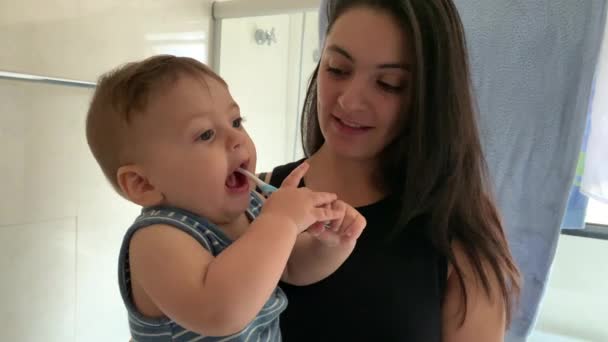 Дитина Намагається Чистити Зуби Мамою Ванній Вранці — стокове відео