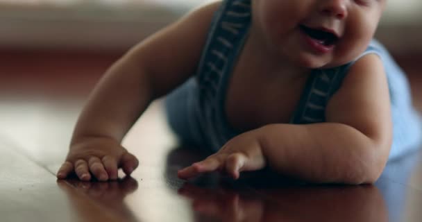 Дитячий Хлопчик Плаче Вдома Малюк Вчиться Повзати — стокове відео