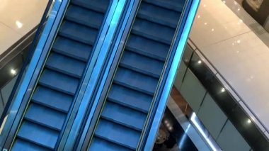 Modern otomatik alışveriş merkezi yürüyen merdivenleri ulaşımı