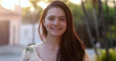 Sıradan, otantik bir kadın dışarıda mutlu bir portre çiziyor.