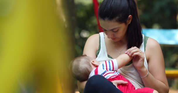 Candid Μητέρα Κρατώντας Μωρό Αγοράκι Έξω Στο Πάρκο — Αρχείο Βίντεο