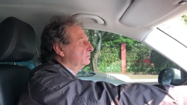 Casual Older Man Driving Holding Steering Wheel — Stockvideo