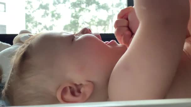 Счастливый Радостный Младенец Улыбающийся — стоковое видео