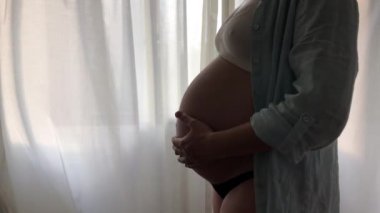 Hamile bir kadın. 9 aylık karnı var.