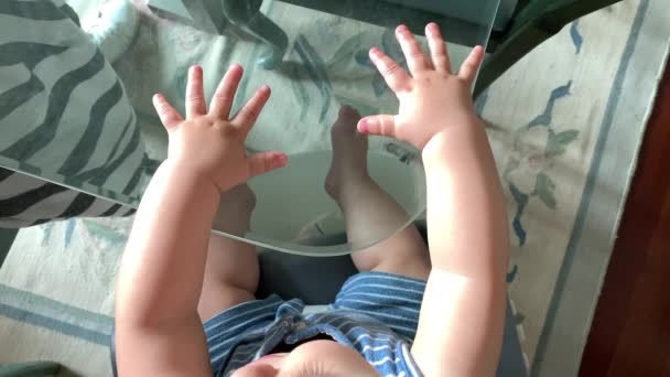 Дитячий Малюк Руки Руки Скляному Столі — стокове відео