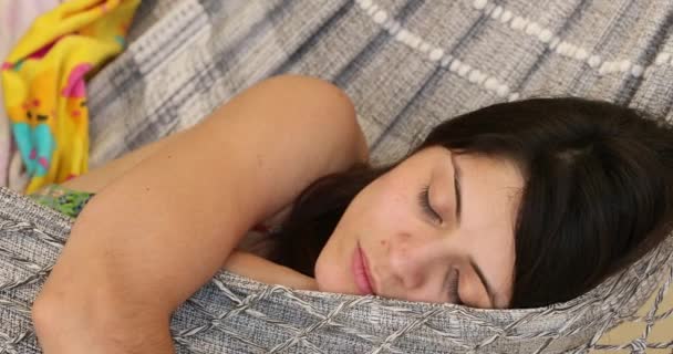 Μια Ειλικρινής Γυναίκα Αναπαύεται Μέσα Στην Αιώρα Κοιμάται Και Προσπαθεί — Αρχείο Βίντεο