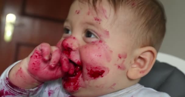 Ταΐζοντας Βρώμικο Μωρό Καλυμμένο Κόκκινη Σάλτσα — Αρχείο Βίντεο