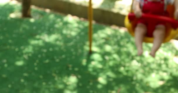 Малыш Играет Детской Площадке Качели Улыбаясь Счастливое Лицо — стоковое видео