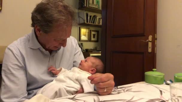 Κανονική Ειλικρινής Γνήσιος Παππούς Κρατώντας Νεογέννητο Μωρό — Αρχείο Βίντεο