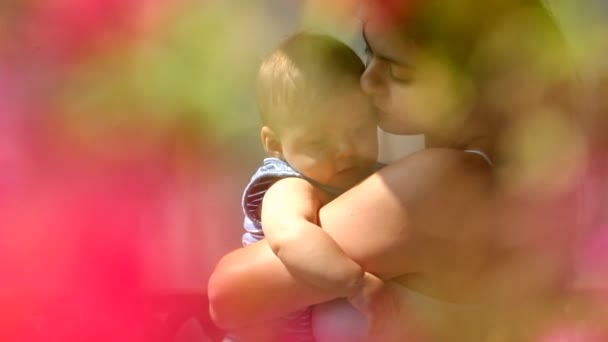 Мечтательный Красивая Сцена Мать Держит Ребенка Сына Нежной Любящей Помощи — стоковое видео