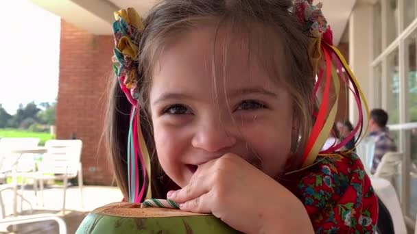 Маленька Дівчинка Дитина Посміхається Сміється Під Час Пиття Фруктів Кокосової — стокове відео
