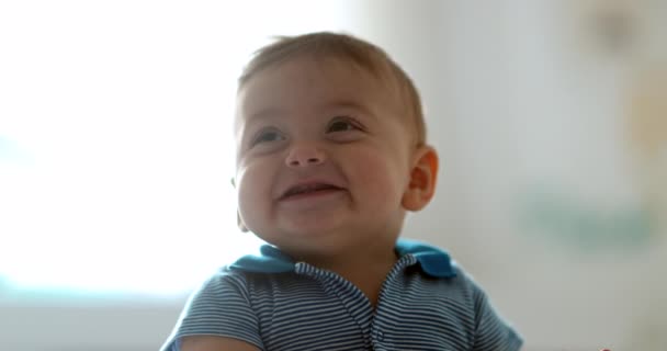 Мила Дитина Малюк Хлопчик Відкриває Рот Усміхнений Почуття Радості — стокове відео
