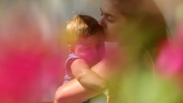 Ονειρική Αίσθηση Της Μητέρας Κρατώντας Μωρό Γιο — Αρχείο Βίντεο