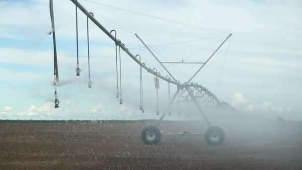 Pivot Irrigation System 120Fps Slow Motion Close Pivot Sprinkler System — Vídeo de Stock