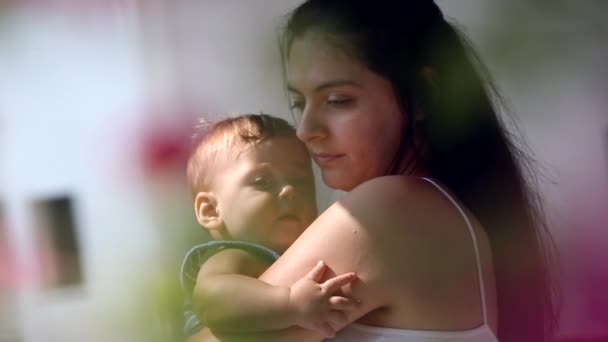 Красивая Мать Обнимает Маленького Сына Балконе — стоковое видео