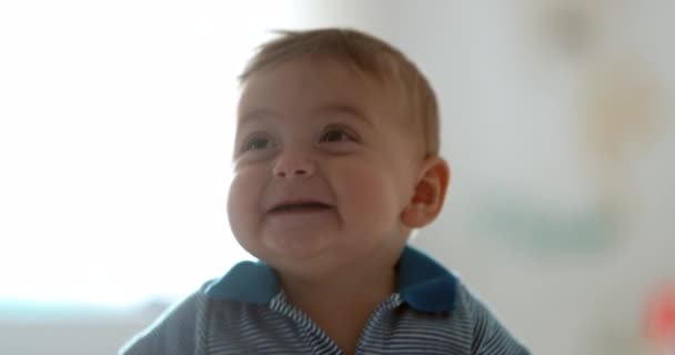Красива Мила Дитина Малюк Посміхається Сміється Крупним Планом Портрет Обличчя — стокове відео