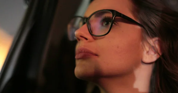 Επιβάτης Νεαρή Γυναίκα Γυαλιά Κοιτάζει Έξω Από Παράθυρο Νύχτα Στο — Φωτογραφία Αρχείου