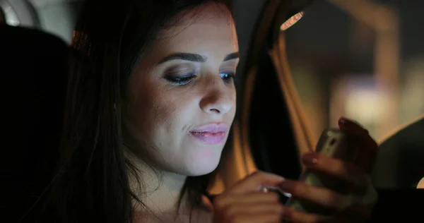 Passenger Girl Back Seat Car Typing Her Cellphone Night —  Fotos de Stock