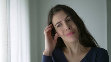 Çözüm hakkında derinden düşünen kafası karışık bir kadın. Seçim konusunda ikilemde olan kişi