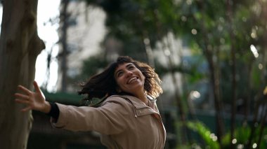 Kollarını havaya kaldırıp hayatı kutlayan mutlu bir İspanyol kadın. Neşeli bir Güney Amerikalı. Mutluluk kavramı