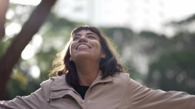 Neşeli İspanyol bir kadın kendini mutlu hissediyor. Güney Amerikalı kişi başarıyı ve başarıyı kutluyor