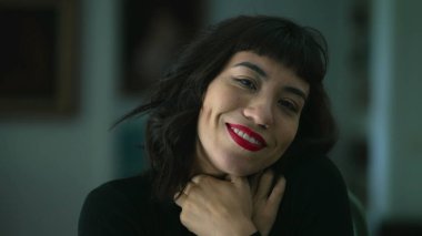 Minnettar kadın anlamlı bir yüz portresi. İyi haberi kutlayan mutlu bir genç. Pozitif duygu