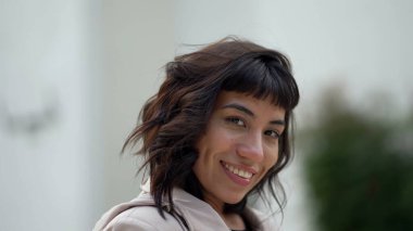 Kameraya gülümseyen yerli özellikleri olan İspanyol bir kadın. Güney Amerikalı 'nın portresi.