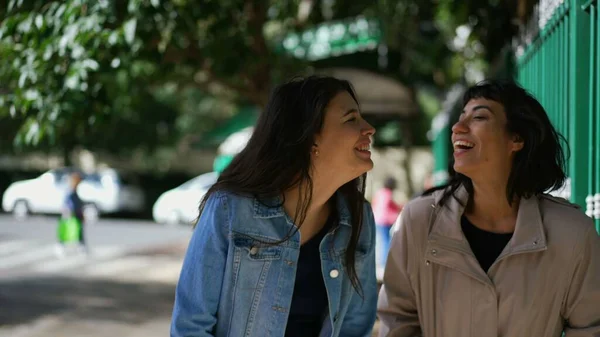 Two Happy Female Friends Natural Authentic Laugh Smile City Sidewalk — ストック写真