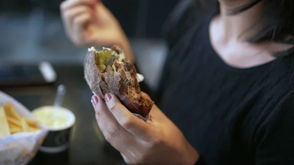 Closeup Hand Holding Cheeseburger Female Hands Half Eaten Burger — Φωτογραφία Αρχείου
