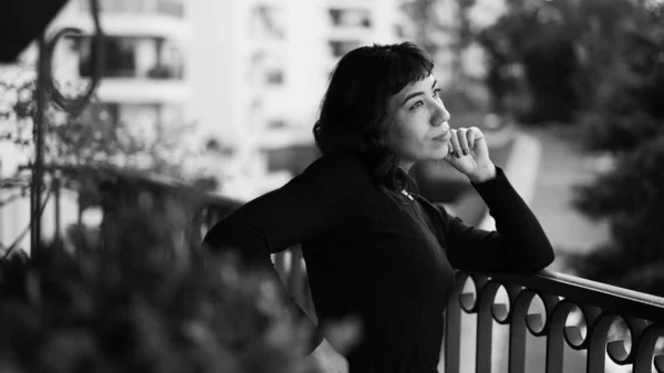 Pensive Γυναίκα Στέκεται Στο Μπαλκόνι Διαμέρισμα Μονόχρωμη Ασπρόμαυρη Φωτογραφία — Φωτογραφία Αρχείου