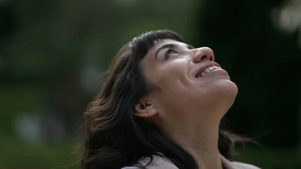 Happy Woman Looks Sky Smiling Contemplative Hispanic Girl Having Faith — Foto Stock