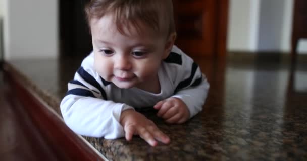 Дитячий Хлопчик Малюк Вдома Вчиться Повзати Дитина Вдома Випадкова — стокове відео