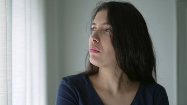 Çözüm hakkında derinden düşünen kafası karışık bir kadın. Seçim konusunda ikilemde olan kişi