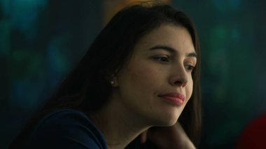 Düşünceli bir insanın hayal kuran bir kadın profili.