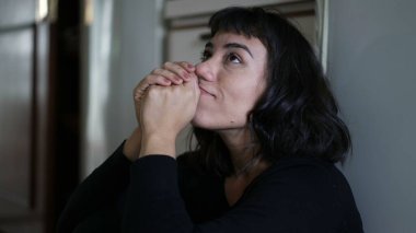 İnançsız duyguları olan bir kadın yüzünü kapatıyor. Geçmişte yaptığı hatalar için kendini aptal hissediyor.