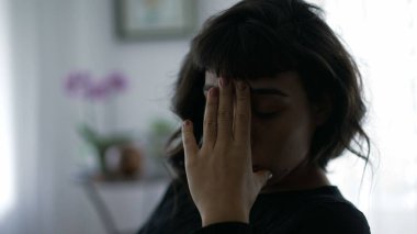 Pişmanlık duyan genç bir kadın. Hispanik bir kız pişmanlık duyuyor.