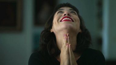 Minnettar kadın anlamlı bir yüz portresi. İyi haberi kutlayan mutlu bir genç. Pozitif duygu