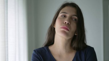 Çözüm hakkında derinden düşünen kafası karışık bir kadın. Seçim konusunda ikilemde olan kişi