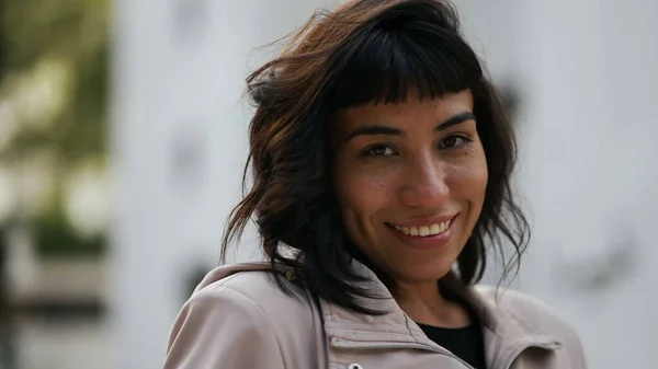 Young Woman Portrait Face Closeup Smiling Camera Happy Girl Standing — Stockfoto