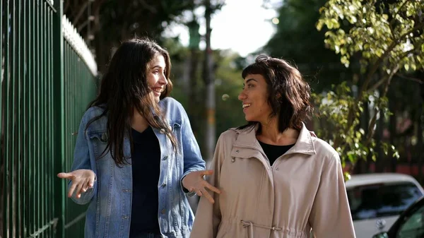 Women Speaking While Walking Street Two Girlfriends Chatting Conversation Urban — Foto Stock