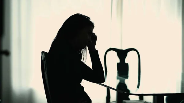 Acı Çeken Bir Kadının Silueti Zihinsel Acı Içinde Evinde Oturuyor — Stok fotoğraf