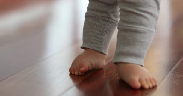 Дитячі Ноги Вчаться Ходити Стояти Щоб Залишатися Вертикальними Мати Підтримує — стокове відео
