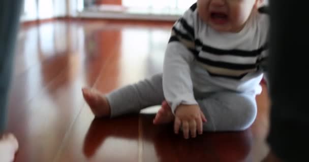 Μωρό Πέφτει Στο Έδαφος Και Κλαίει Αμέσως Μετά Παιδί Πέφτει — Αρχείο Βίντεο