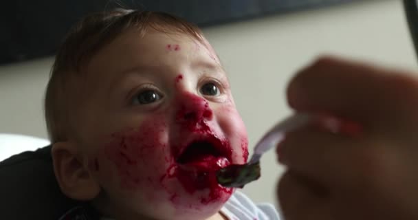 Trying Feed Cute Messy Baby Meal — Vídeo de stock
