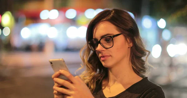 Молодая Женщина Проверяет Свой Мобильный Телефон Ночью Латиноамериканка Держит Свой — стоковое фото